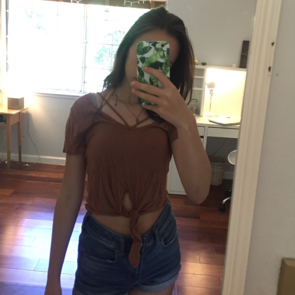 STRAPPY CROP TOP WITH TIE AT BOTTOM